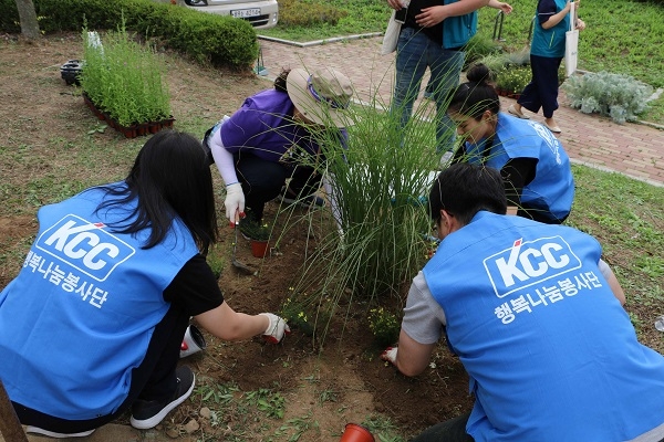 KCC는 지난 16일 서울 서초구 송동근린공원에서 나무 심기 사회 공헌 활동을 실시했다.(사진=KCC 제공)