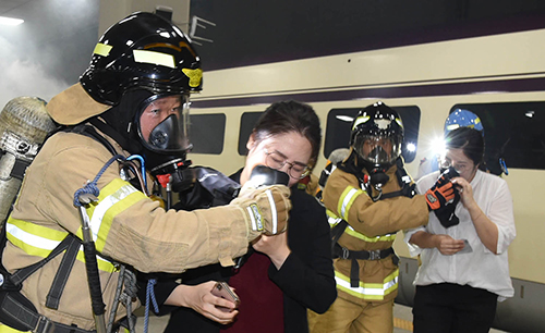 25일(목) SRT 수서역에서 열린 2019 재난대비 훈련에서 119 구급대원들이 유독가스로부터 승객을 보호하기 위해 이들을 대피시키고 있다. (사진= SR 제공)
