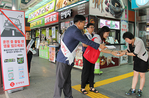 7월 26일 신탄진 휴게소에서 롯데제과와 대전충남본부 직원들이 운전자들에게 껌을 나눠주고 있다. (사진= 롯데제과 제공)