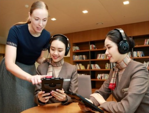 아시아나항공이 LG CNS와 손잡고 AI기술을 활용해 개발한 'AI튜터' 프로그램을 캐빈승무원 영어회화 교육에 도입했다.(사진=아시아나항공 제공)