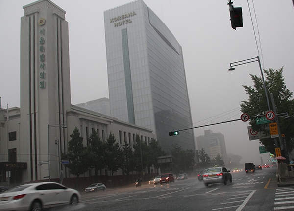 31일 오전 9시 30분께 서울 중구에 강한 비가 쏟아졌다. (사진= 김아름내)