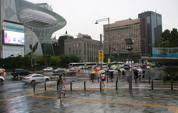 31일 오전 9시 30분께 서울 중구에 강한 비가 쏟아졌다. (사진= 김아름내)