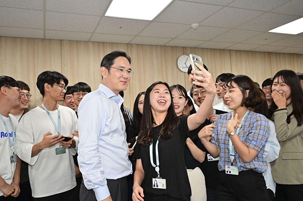 이재용 삼성전자 부회장이 20일 삼성 청년 소프트웨어 아카데미(SSAFY) 광주 교육센터를 방문해 소프트웨어 교육을 참관하고 교육생들을 격려했다 (사진= 삼성전자 제공)