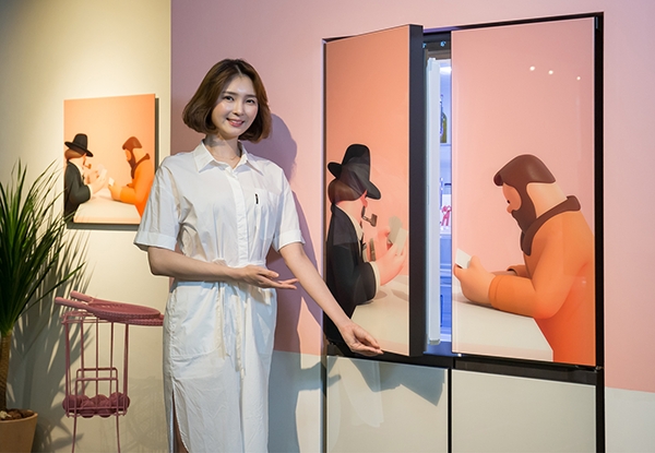 22일 서울 인사동 인사아트센터에서 열린 아트슈퍼마켓 사전행사에서 삼성 비스포크 냉장고를 소개하고 있는 삼성전자 모델 (사진= 삼성전자 제공)