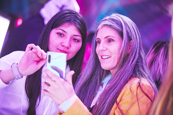 칠레 산티아고의 종합 예술 공연장에서 진행된 갤럭시 노트10 출시 행사에서 참석자들이 제품을 체험하고 있다 (사진= 삼성전자 제공)