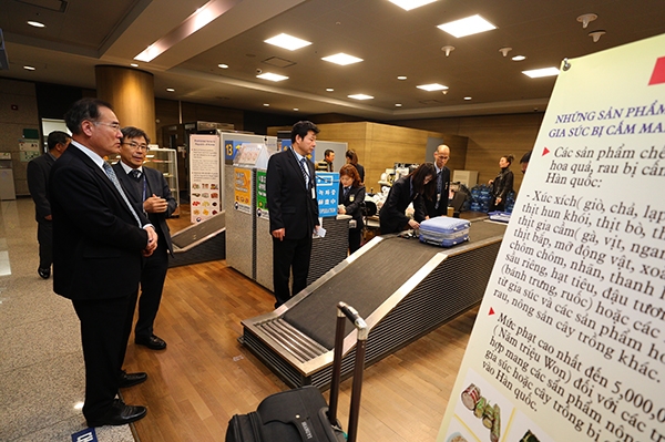 지난해 11월 11일 이개호 농림축산식품부 장관이 '인천공항 국경검역 현장'에 방문한 모습 (사진= 농림축산식품부 제공)