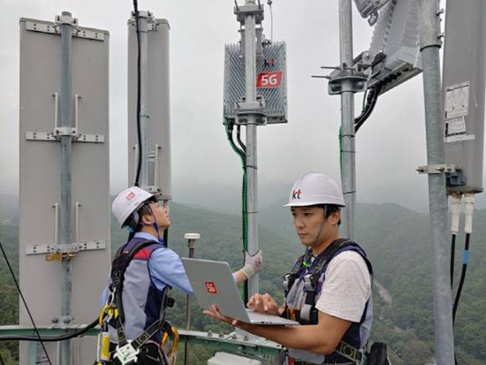KT 네트워크부문 직원들이 대구 팔공산에 5G 기지국을 설치하고 품질을 점검하고 있다.(사진=KT 제공)