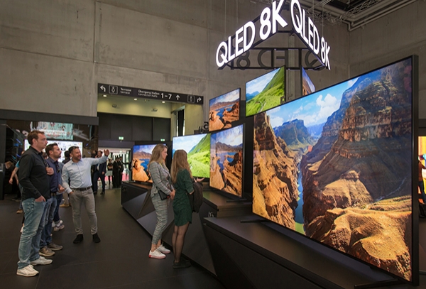 지난 9월 독일 베를린에서 열린 유럽최대 가전전시회 'IFA 2019' 에서 관람객들이 삼성전자의 QLED 8K TV를 살펴보고 있다. (사진= 삼성전자 제공)
