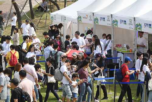 9월 28일(토), 서울 남산공원 백범광장에서 개최된 ‘센시아와 함께 걷는 다리건강 워킹페스티벌’ 참가자들 (사진= 동국제약 제공)