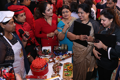 LG전자가 28일 인도 뉴델리 하야트호텔에서 건강한 요리문화를 확산하기 위해 'LG 요리 경연대회'를 개최했다. LG 광파오븐을 활용해 만든 요리를  심사위원들이 평가하고 있다. (사진= LG전자 제공)