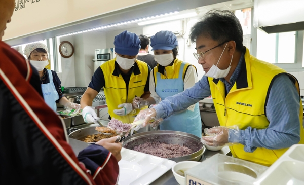 10월 7일 서울 용산구 청파노인복지센터를 찾은 대림산업 직원들이 점심 배식 봉사활동을 하고 있다 (사진= 대림산업 제공)