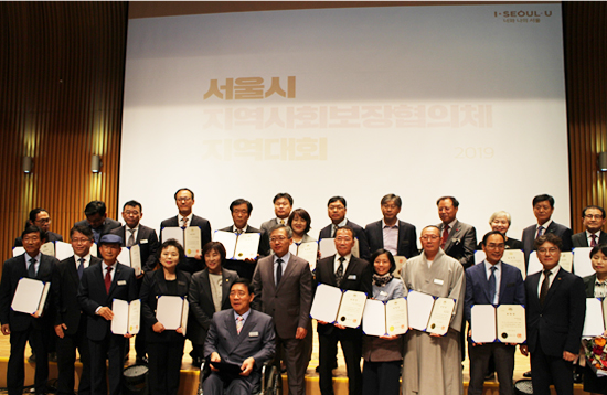 수상자들과 기념사진 촬영을 하는 김혜련 위원장 (사진= 서울시의회 제공) 
