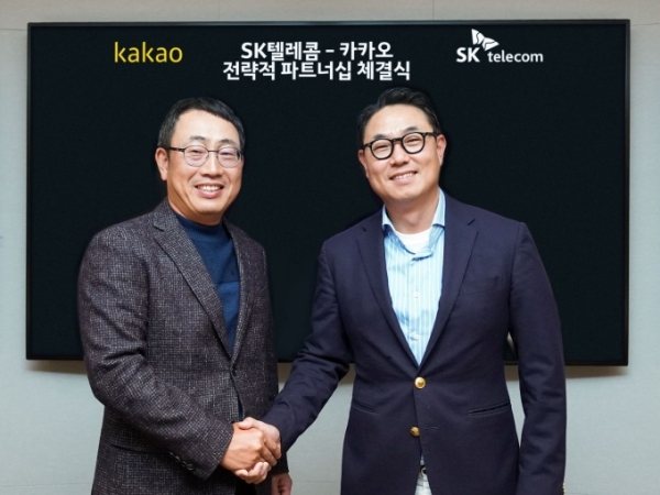 여민수 카카오 공동대표(오른쪽)와 유영상 SK텔레콤 사업부장이 전략적 파트너십을 체결한 뒤 기념사진을 찍고 있다. (사진= 카카오 제공)
