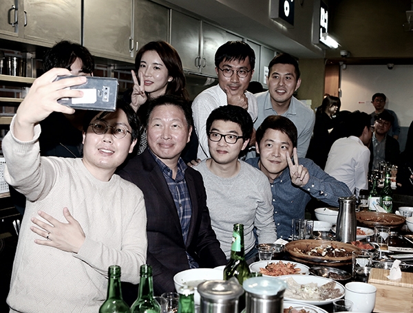 최태원 SK그룹 회장이 28일 서울 광화문 인근의 한 대중음식점에서 저녁식사를 겸한 번개 행복토크를 열고 구성원들과 함께 사진을 찍고 있다. (사진= SK그룹 제공)