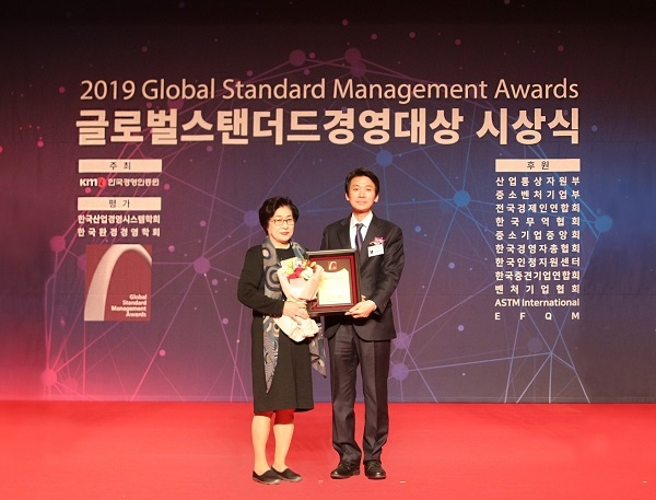 ‘2019 글로벌스탠더드경영대상(Global Standard Management Awards)’  품질경영대상 부문시상(사진=이브자리 제공)