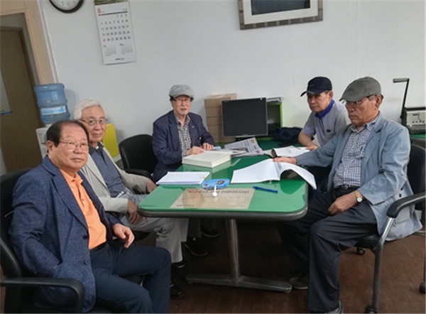 계간지 해외동포 편집회의를 하는 재능나눔 현장(왼쪽서 3번째 정운동 편집장) 