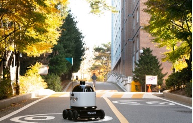 건국대 캠퍼스 내에 배치된 자율주행 배달로봇 ‘딜리' 모습(사진=건국대 제공)