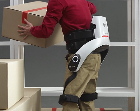 물류공간에서 사용자의 허리근력을 보조하는 ‘LG 클로이 수트봇’