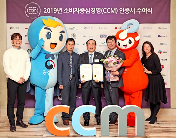 2019년 소비자중심경영(CCM) 인증서 수여식에 참석한 황재복 ㈜파리크라상 대표이사(왼쪽에서 세번째) (사진= 파리크라상 제공)