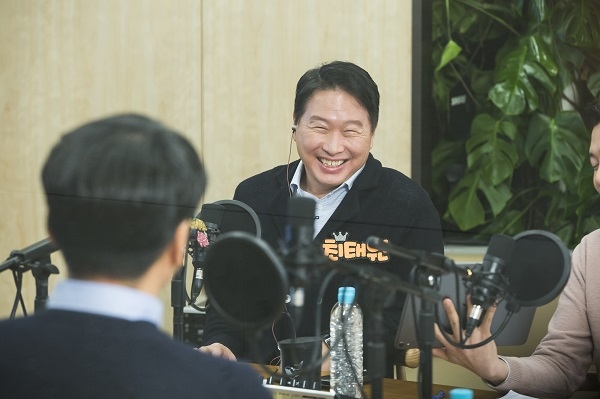최태원 SK회장이 지난 17일 서울 종로구 서린동 SK빌딩에서 '보이는 라디오' 형식의 99차 행복토크를 하고 있다. (사진=SK 제공)