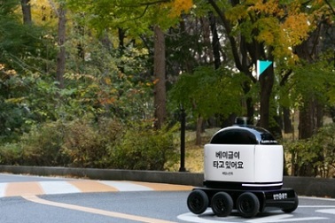 건국대 서울캠퍼스에서 주문 음식을 배달하는 자율주행 배달로봇 '딜리'(사진= 우아한형제들)