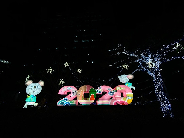지난 12월 24일 찍은 서울시청 서소문 별관 앞. 2020년 흰쥐띠 해를 맞아 쥐캐릭터와 2020을 상징하는 등불이 서울시청 서소문 별관 앞에 설치돼있었다. (사진= 김아름내)