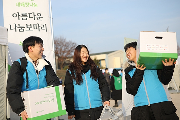 삼양그룹 임직원과 가족 약 60명은 12일 서울 경기고등학교에서 열린 ‘아름다운나눔보따리’ 행사에 ‘배달천사’로 참여해 생필품이 담긴 나눔보따리를 이웃에게 전했다. (사진= 삼양그룹)