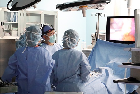 삼성서울병원 수술실에서 의료진이 5G 싱크캠을 장착하고 수술 교육을 하고 있다.(사진= KT)