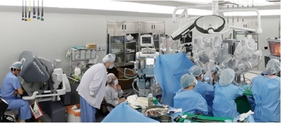 분당 차병원 의료진이 로봇 수술을 하고있다.(제공=분당차병원 공식 블로그)