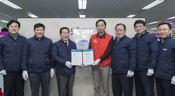 SR(대표이사 권태명·사진 왼쪽 세번째) 노·사는 자율적 안전보건경영시스템 구축을 통해 철도운영기관 최초로 KOSHA-MS 인증을 획득했다.(제공=SR)