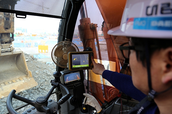 성남에서 건설중인 e편한세상 금빛 그랑메종 현장에서 머신 컨트롤 장비를 장착한 굴삭기를 이용하여 토목 공사를 진행하고 있다. (사진= 대림산업)