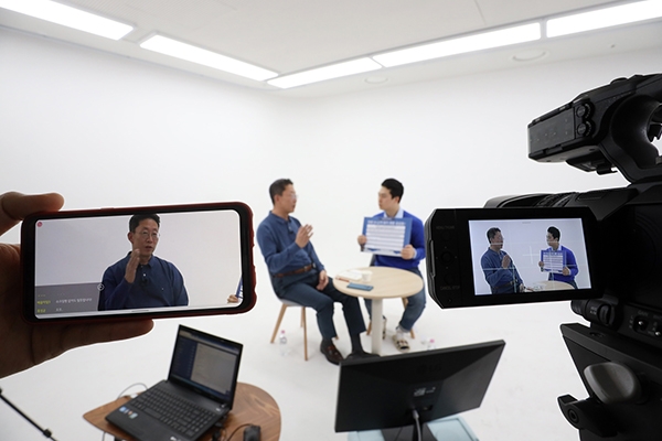 LG유플러스 마곡사옥에서 최고인사책임자(CHO) 양효석 상무가 신입사원들과 실시간 방송을 통해 토크쇼를 진행하고 있는 모습 (사진= LG유플러스)