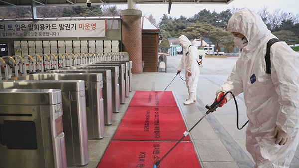 한국마사회는 코로나19 예방을 위해 장내 방역활동을 진행하고 있다. 아울러 오는 3월26일까지 경마장 및 전 사업장 임시휴장을 결정했다 (사진= 한국마사회)