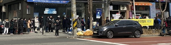 지난 7일 마스크 구매를 위해 약국 앞에 줄 지어 서있는 소비자들 (사진= 우먼컨슈머)
