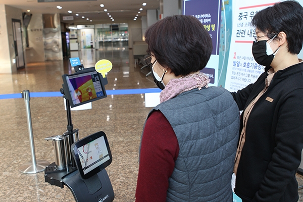 서울의료원에 코로나19 증상 중 하나인 발열을 확인하는 로봇이 도입됐다. 시민들이 이용하는 모습 (사진= 서울시)