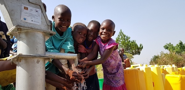 아프리카 우간다 아루아(Arua)지역 미테마을에 위치한 식수펌프 수리를 진행해 깨끗한 식수를 즐겁게 이용하고 있는 마을 아이들(제공=이랜드그룹)