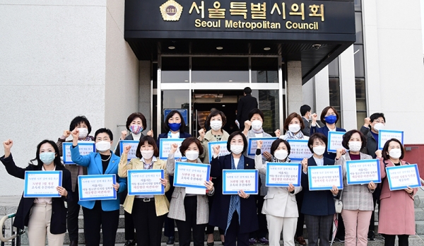 서울시의회 여성의원 17명이 시의회 본관 앞 계단에서 '텔레그램 n번방 운영자와 공범자들에 대한 강력한 처벌'을 촉구했다 (사진= 서울시의회)
