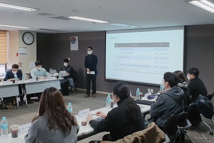 KT AI/BigData서비스담당 변형균 상무가 지난 18일 한국데이터산업진흥원에서 열린 코로나19 확산예측 연구 얼라이언스 사전 미팅서 발표하고 있다. (사진= KT)