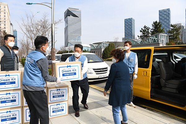 포스코건설은 인천 공동생활가정 17개소에 거주하는 청소년 100명에게 코로나19 예방 키트를 전달했다. (사진= 포스코건설)