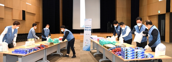 포스코건설은 인천 공동생활가정 17개소에 거주하는 청소년 100명에게 코로나19 예방 키트를 전달하기 위해 키트를 직접 제작했다. (사진= 포스코건설)