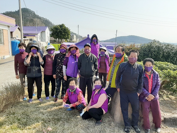 신안군여성단체협의회 회원들은 코로나19 대응을 위해 270개의 보라색 마스크를 제작, 반월도, 박지도 섬 주민들에게 전달했다 (사진= 신안군)