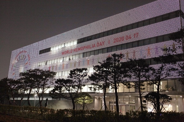 GC녹십자 R&D센터’ 미디어파사드(건물 외벽에 LED조명을 비춰 영상을 표현하는 기법)에 ‘세계 혈우인의 날’ 이미지와 슬로건을 게재(제공=GC녹십자)