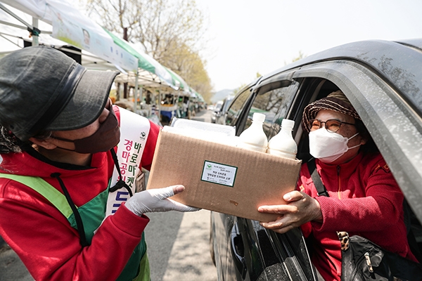한국마사회는 서울경마공원 주차장에서 매주 수,목 바로마켓 농축수산물 드라이브스루를 운영한다고 밝혔다 (사진= 한국마사회)