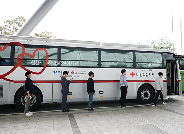 한국철도가 8일 전국에서 임직원 1,028명이 참여하는 ‘생명나눔! 사랑의 헌혈’ 행사를 가졌다. 대전 본사 직원들이 헌혈하기 위해 1m 거리를 두고 줄을 서 있다. (사진= 한국철도)