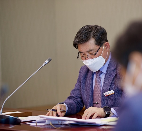 코로나 경제위기 대응TF 회의를 진행하는 박성철 사장(제공=한전)