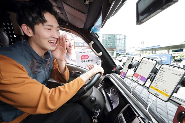 모델들이 기가지니 인공지능(AI) 음성인식 서비스가 들어간 모바일 앱 ‘고트럭’을 소개하고 있다. (사진= KT)