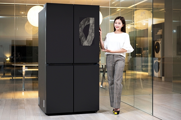 삼성전자 모델이 수원 삼성전자 디지털시티 프리미엄하우스에서  패밀리허브가 적용된 비스포크 냉장고 신제품을 소개하고 있다(사진= 삼성전자)