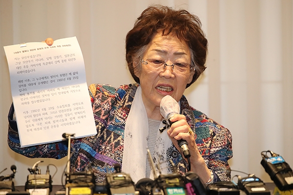 일본군 위안부 피해자인 여성인권운동가 이용수 할머니가 25일 오후 대구 수성구 인터불고호텔에서 기자회견을 하고 있다. (사진= 뉴시스)
