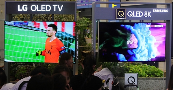 8K TV에 대한 삼성전자와 LG전자의 기술력 공방이 시작된 17일 오후 인천국제공항 제1터미널 입국장에 LG OLED TV(왼쪽)와 삼성 QLED 8K TV(오른쪽)가 설치돼 있다. (사진= 뉴시스)