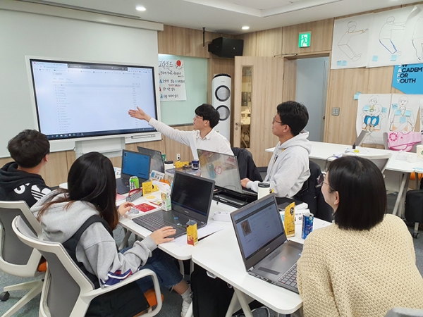 삼성 청년 소프트웨어 아카데미 2기 교육생들이 1월 대전 교육센터에서 팀을 이뤄 소프트웨어 개발 실습을 하고 있다. (사진= 삼성전자)